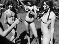Phoebe Tonkin con amigas