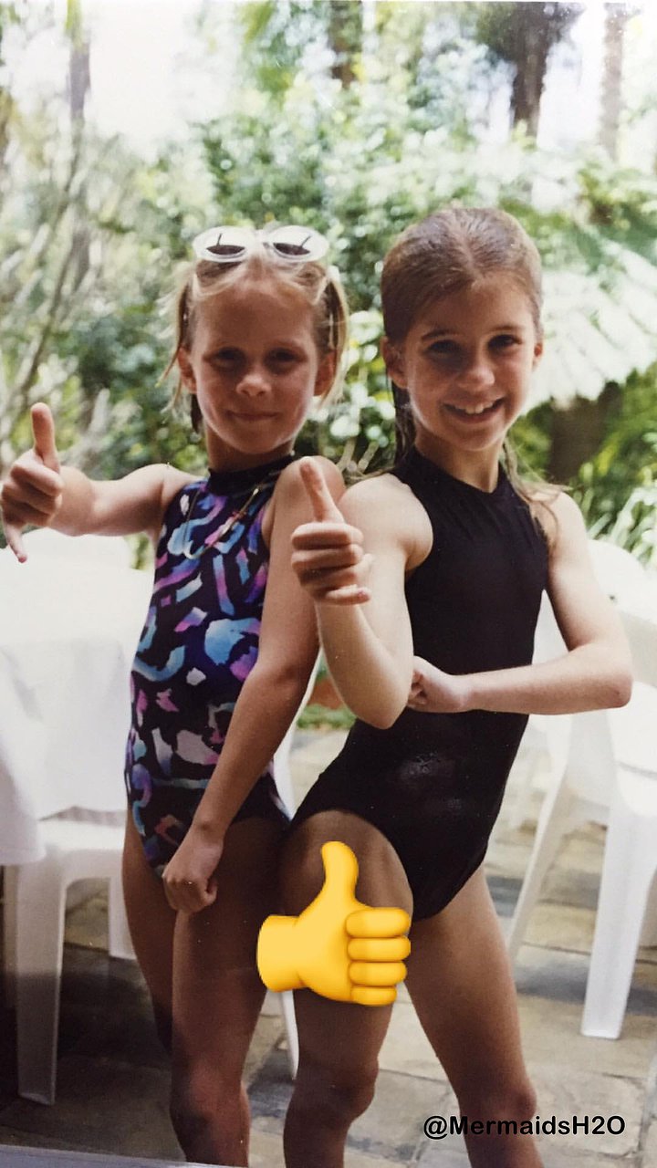 Claire Holt de pequeña con su amiga Stacey Kenealy