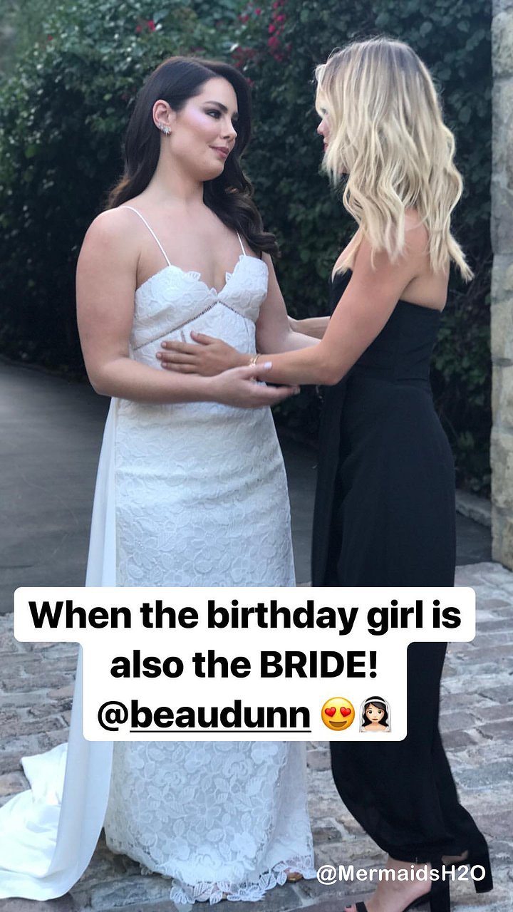 Claire Holt en la boda de una amiga
