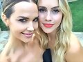 Claire Holt &amp; Arielle Kebbel en la boda de amigos