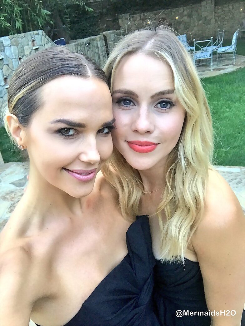 Claire Holt & Arielle Kebbel en la boda de amigos