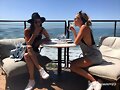 Claire Holt con su amiga Stacey Kenealy