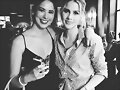 Claire Holt con una fan en Los Angeles