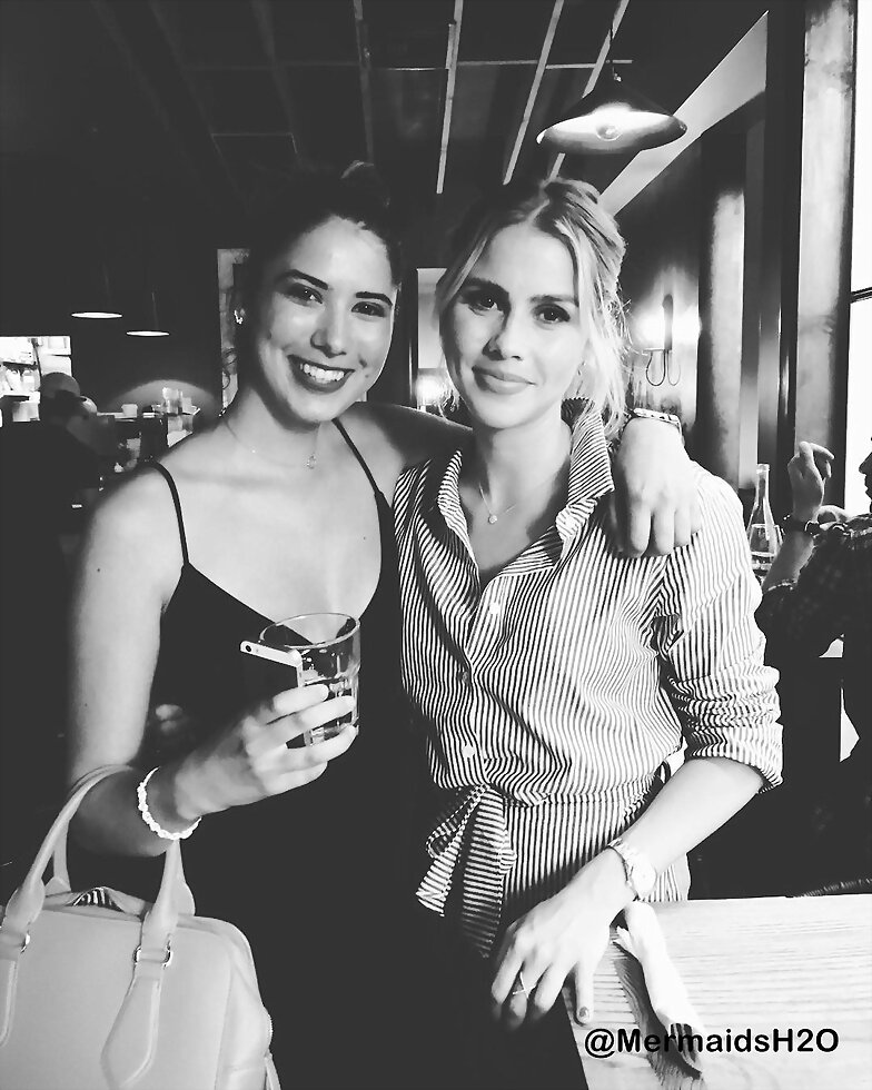 Claire Holt con una fan en Los Angeles