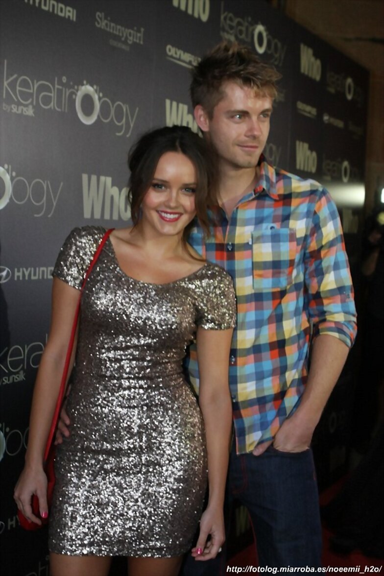 Luke Mitchell y Rebecca Breeds