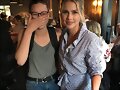 Claire Holt con una fan en Los Angeles