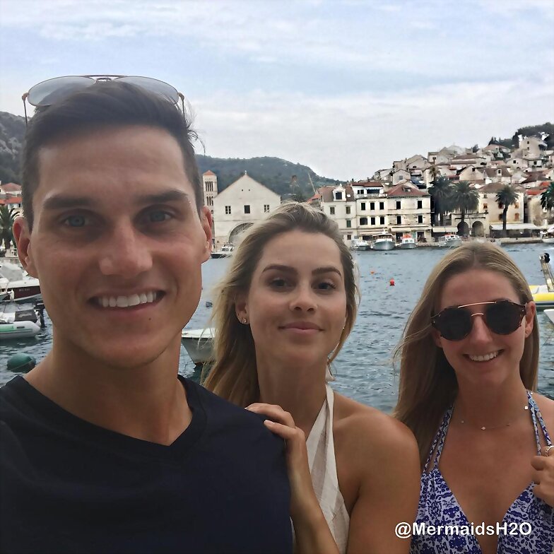 Claire Holt con su hermano y la novia. / June 2017