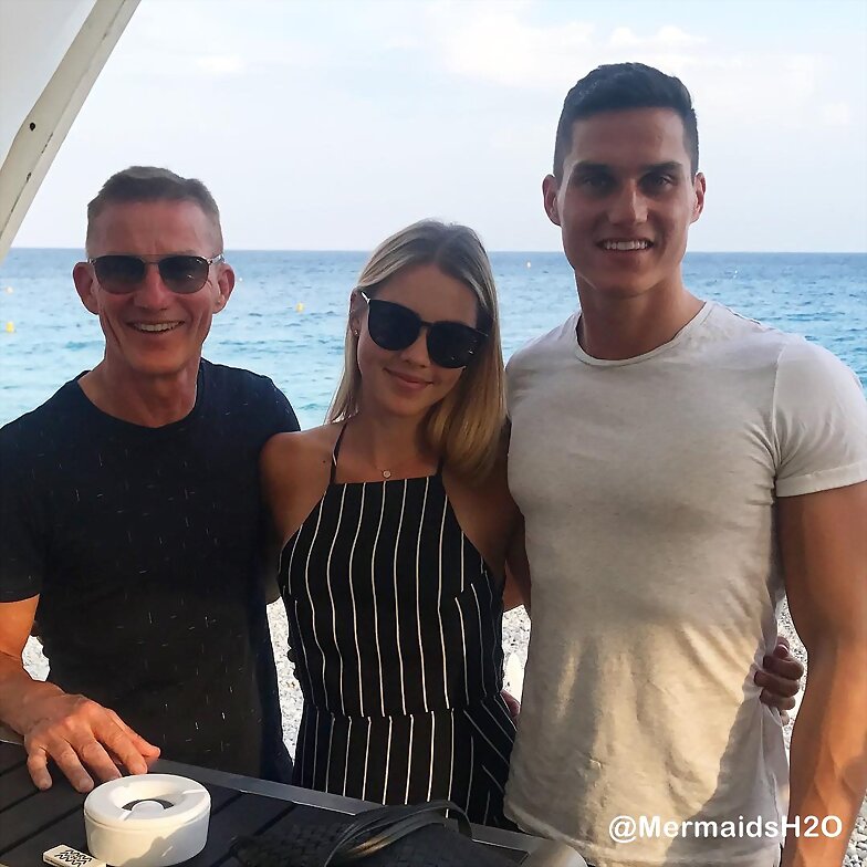 Claire Holt con su familia en Francia. / June 2017