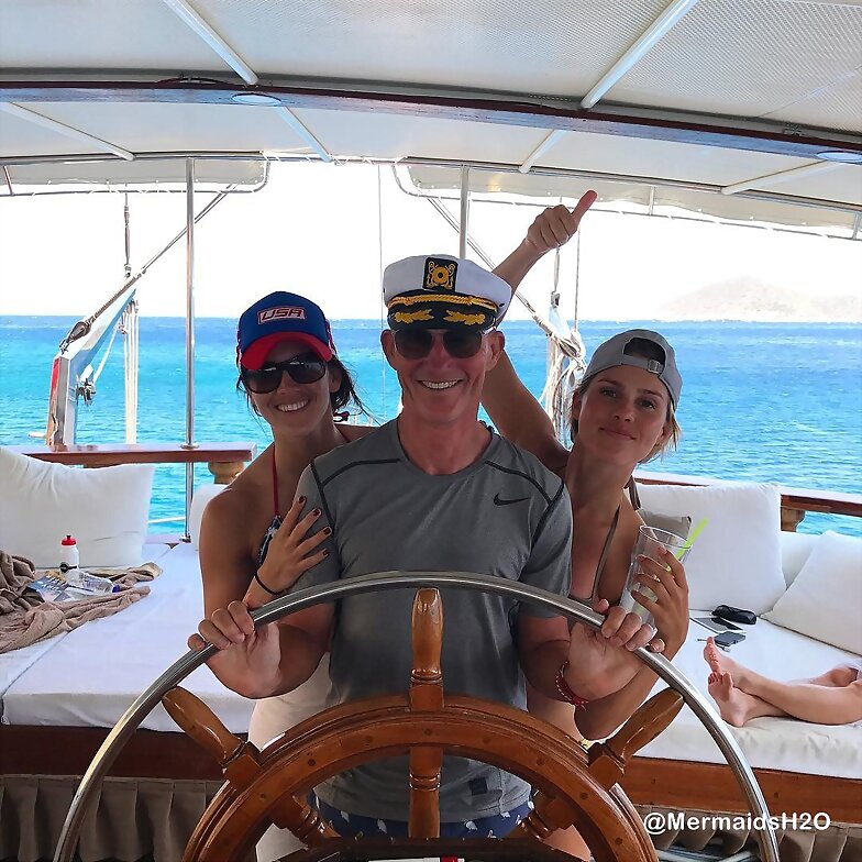 Claire Holt con su padre y hermana. / July 2017