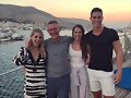 Claire Holt con su padre y hermanos. / July 2017