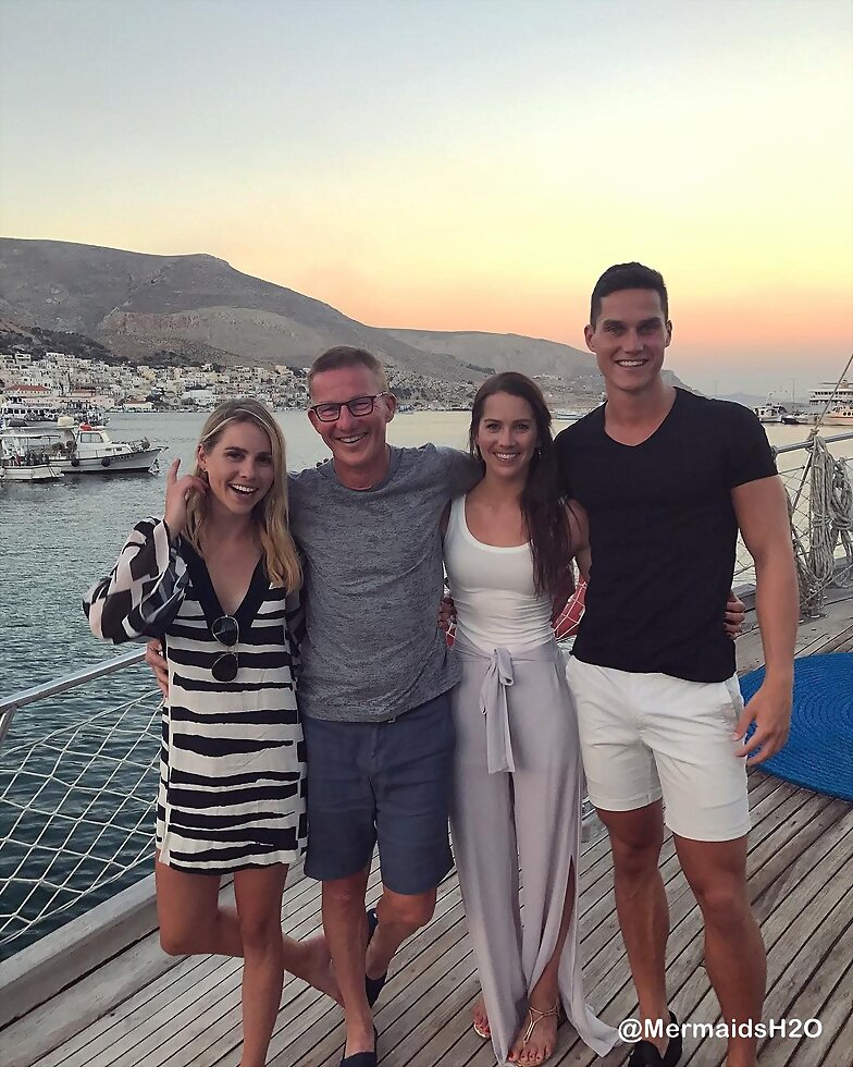 Claire Holt con su padre y hermanos. / July 2017
