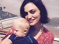 Phoebe Tonkin con el bebe de Teresa Palmer