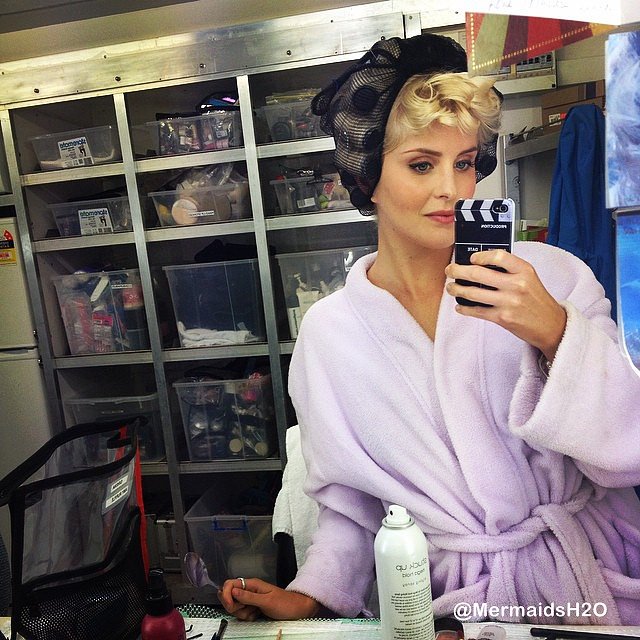 Amy Ruffle behind the scenes en Mako Mermaids