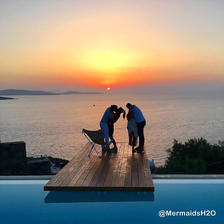 Claire Holt de vacaciones en Mykonos. / July 2017