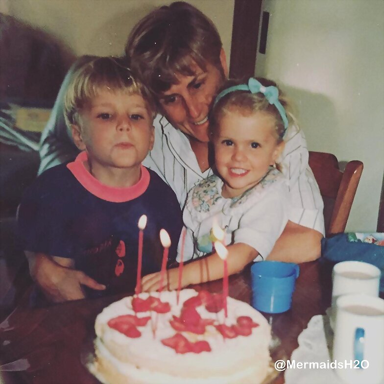 Amy Ruffle de pequeña con su madre y hermano