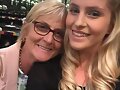 Amy Ruffle con su madre Annette Ruffle