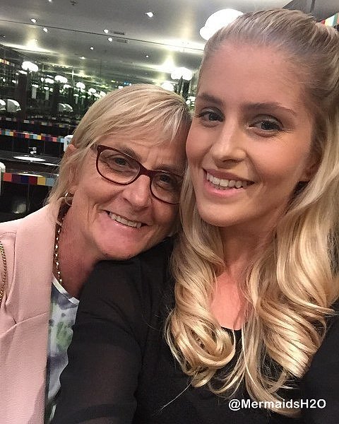 Amy Ruffle con su madre Annette Ruffle