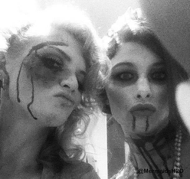 Cariba Heine & Jordan Loukas - Fiesta de Halloween