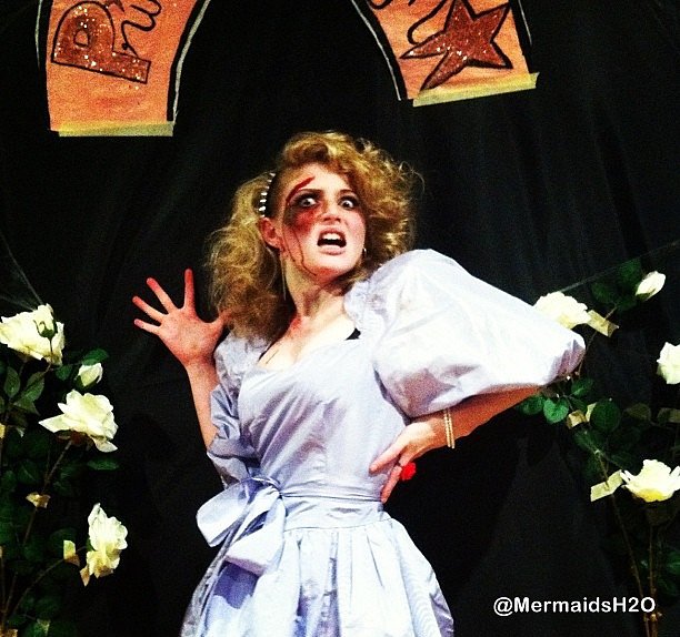 Cariba Heine & Jordan Loukas - Fiesta de Halloween