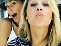 Claire Holt con una amiga