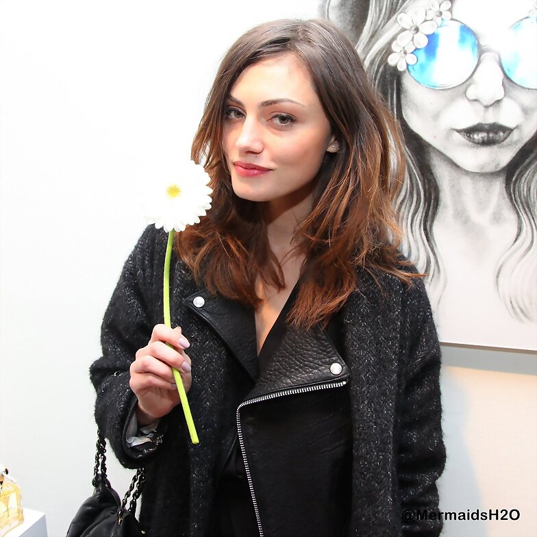 Phoebe Tonkin - 2014 Marc Jacbos Daisy Chain Twe..