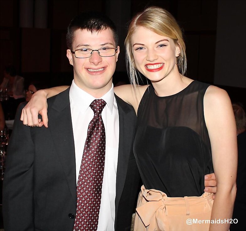 Cariba Heine ayudando en buenas causas