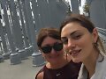 Phoebe Tonkin con su madre Jane Tonkin en LA