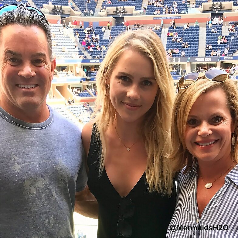Claire Holt con fans en el US Open 2017