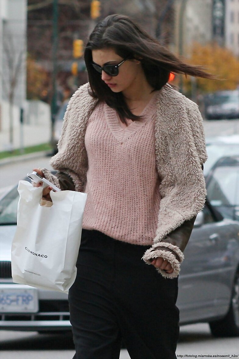 Phoebe Tonkin - Walks home in downtown Vancouver
