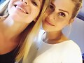 Claire Holt con una fan en aeropuerto de Louisiana
