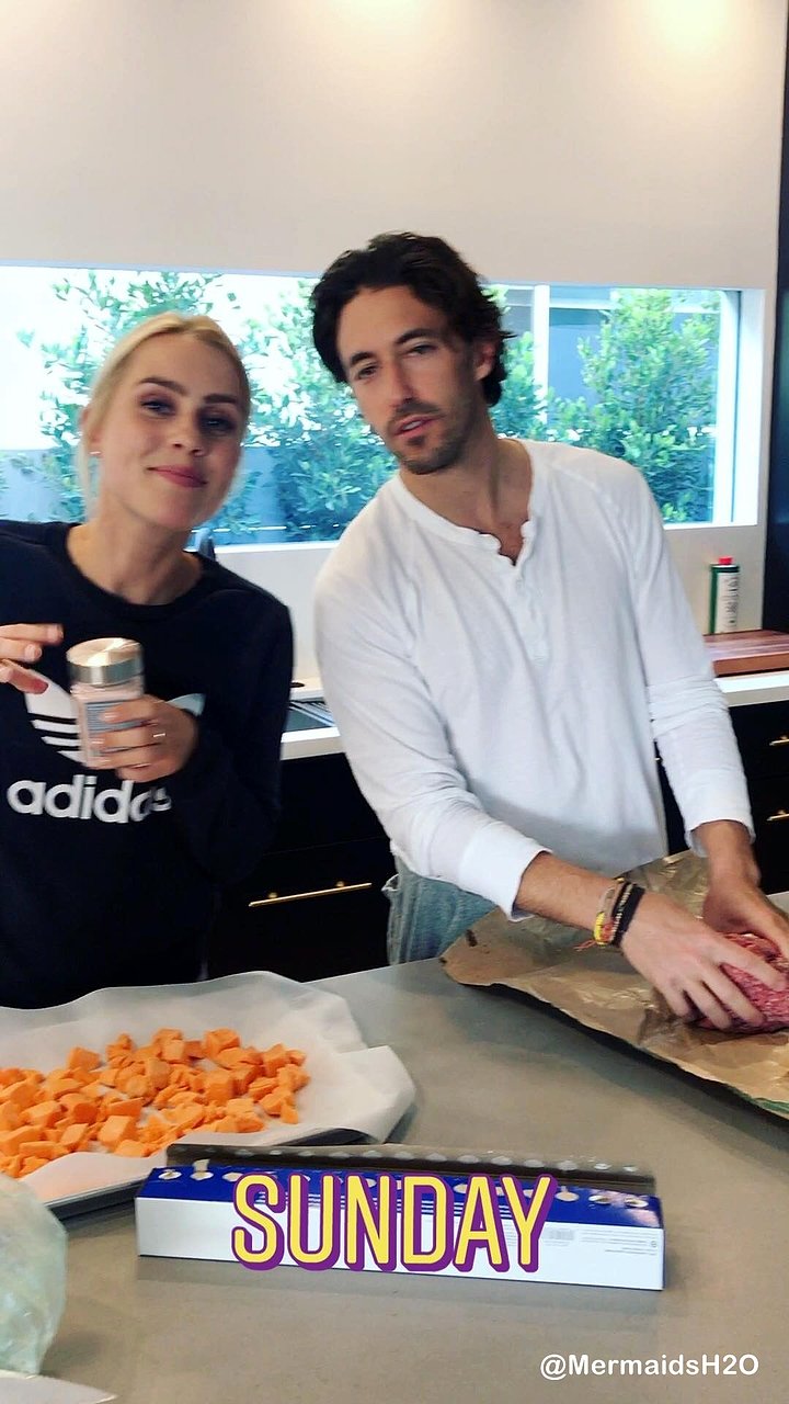 Claire Holt con su novio Andrew Joblon