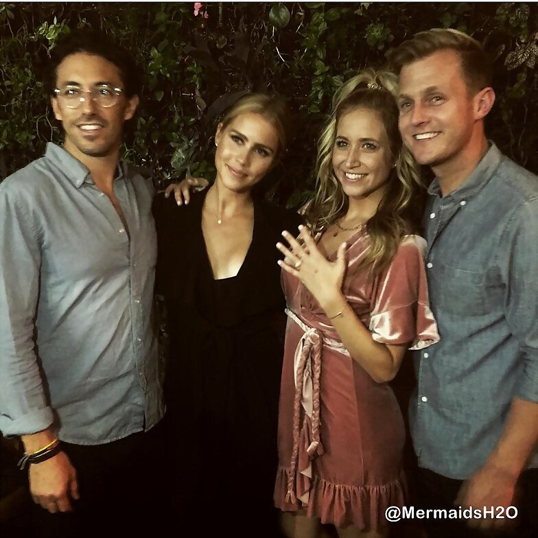 Claire Holt y Andrew Joblon c amigos comprometidos