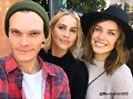 Claire Holt con amigos Luke Baines, Jessica McName