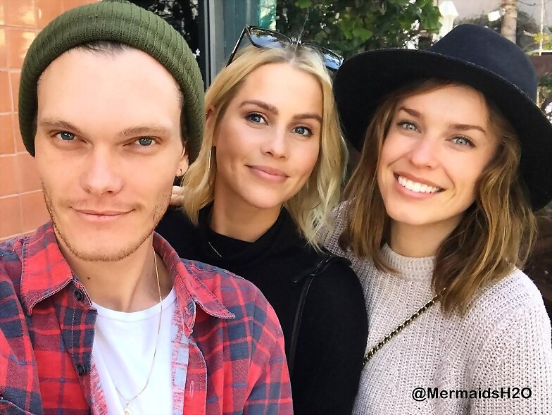 Claire Holt con amigos Luke Baines, Jessica McName