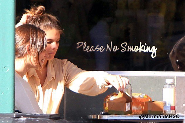 Phoebe Tonkin - Whole Foods in Los Angeles 2011