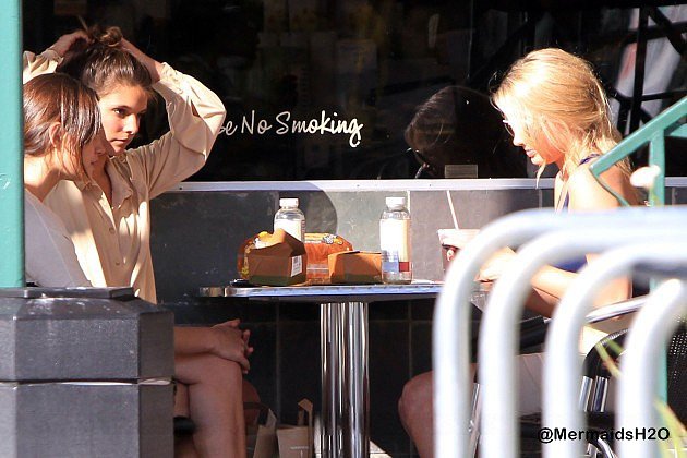 Phoebe Tonkin - Whole Foods in Los Angeles 2011