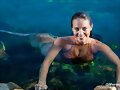 Allie Bertram behind the scenes en Mako Mermaids