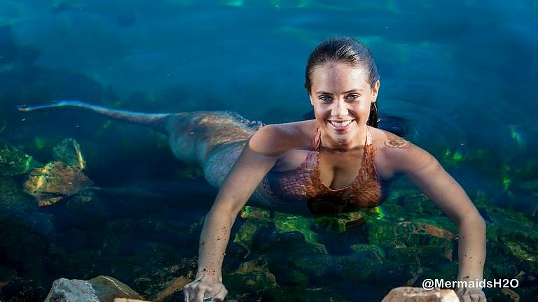 Allie Bertram behind the scenes en Mako Mermaids