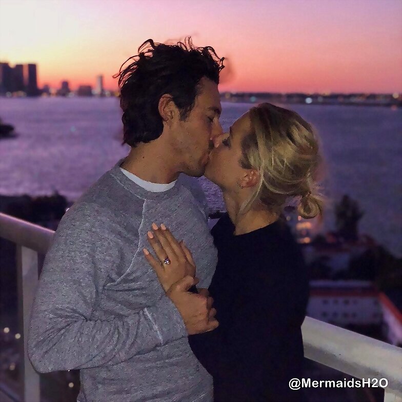 Claire Holt y Andrew Joblon comprometidos