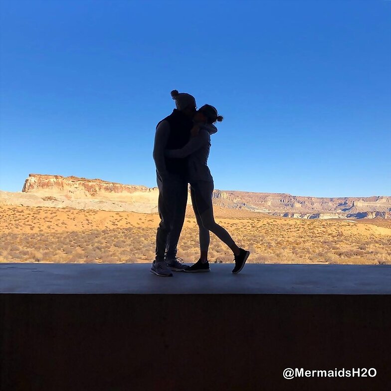 Claire Holt y novio Andrew Joblon en Lake Powell