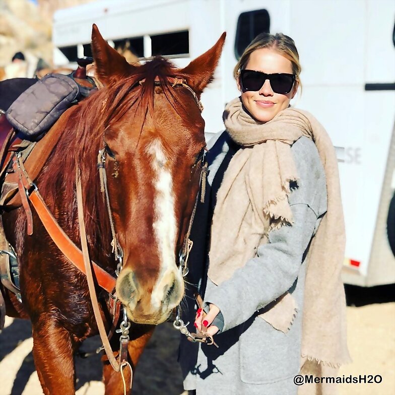 Claire Holt y novio Andrew Joblon en Lake Powell