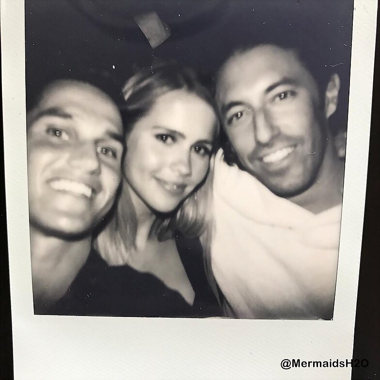Claire Holt con su hermano y novio Andrew Joblon