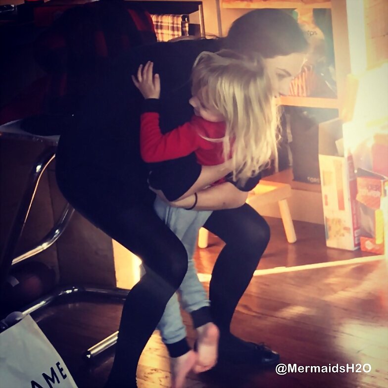 Phoebe Tonkin navidad con familia de Teresa Palmer