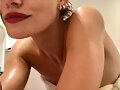 Phoebe Tonkin en Diciembre 2017
