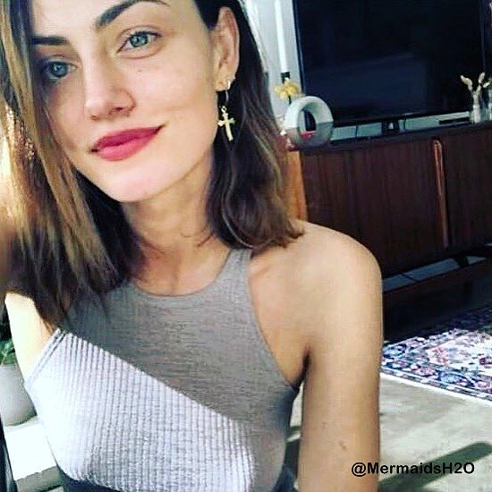 Phoebe Tonkin en Diciembre 2017