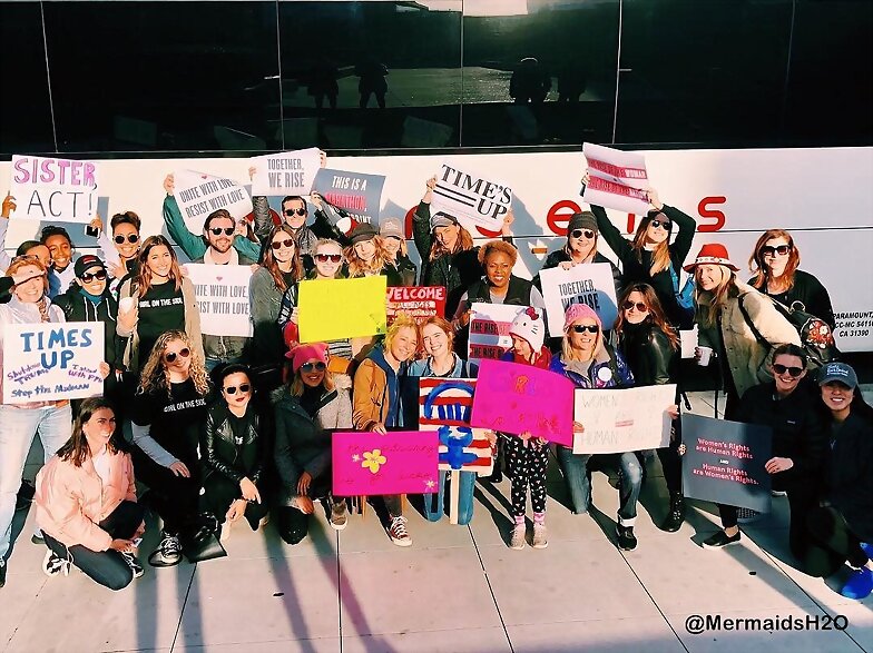 Phoebe Tonkin en el Women's March LA 2018