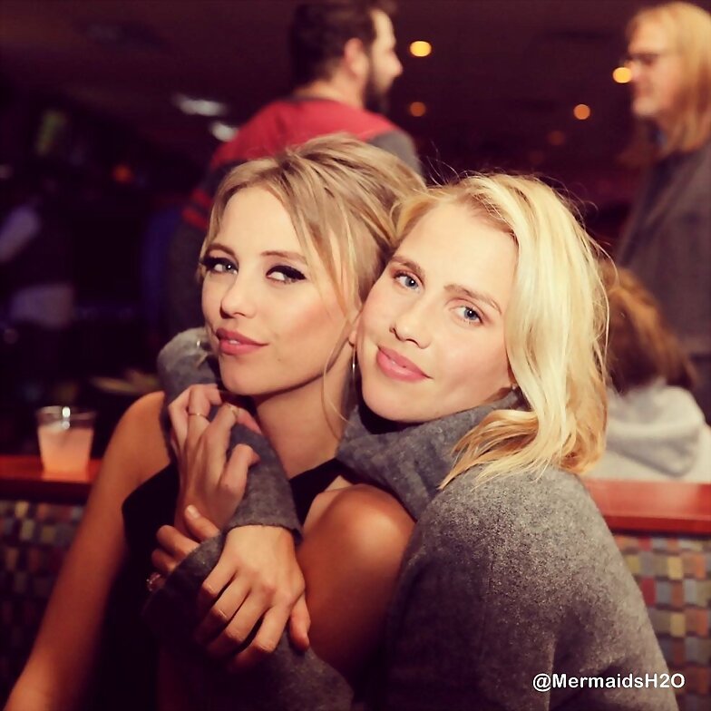 Riley Voelkel y Claire Holt en Wrap Party de TO 4