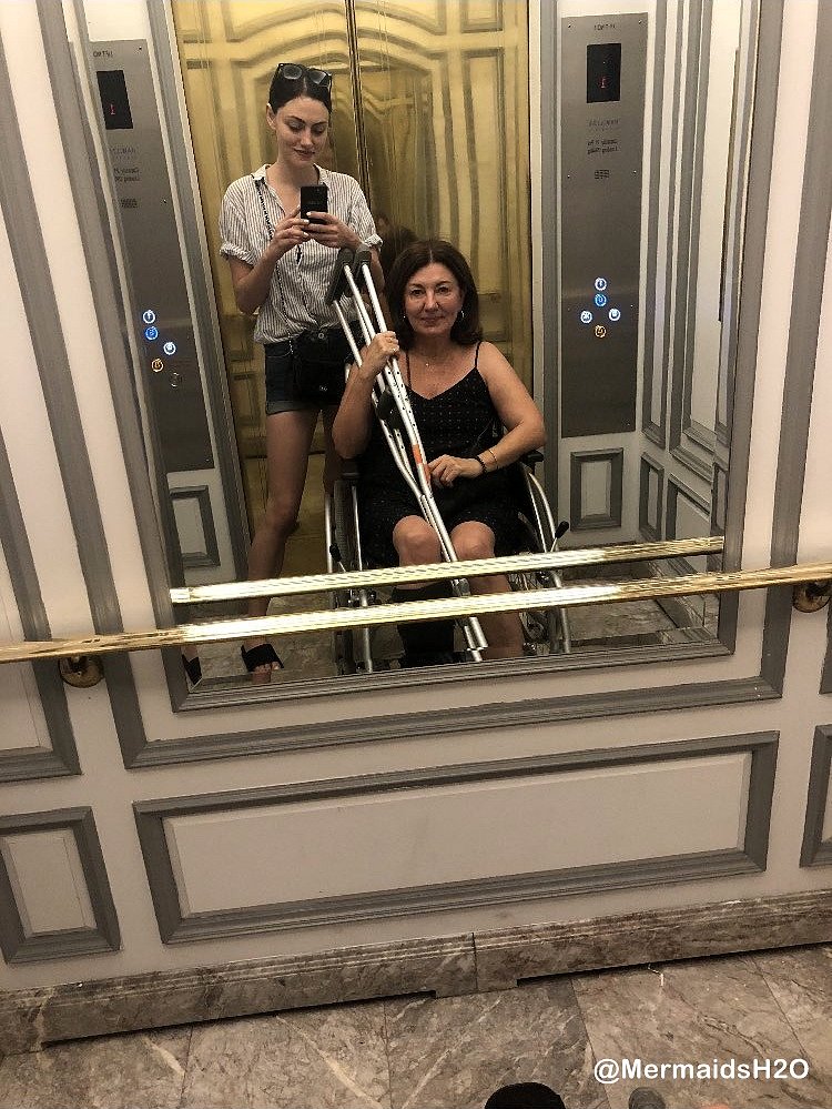 Phoebe Tonkin con su madre Jane Tonkin | 2018