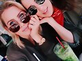 Claire Holt con su amiga Stacey Kenealy