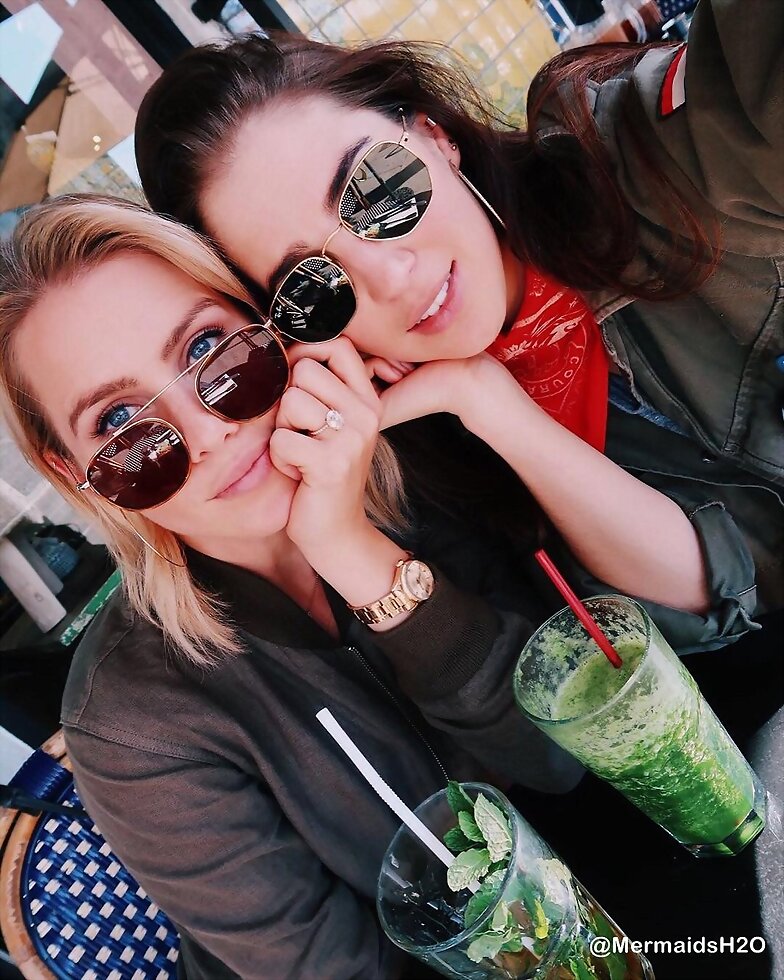 Claire Holt con su amiga Stacey Kenealy